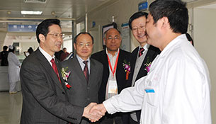 省卫生厅副厅长张俊超出席在武汉大学恩施临床学院在恩施州中...