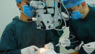 专家正在为患者做白内障摘除人工晶体植入手术