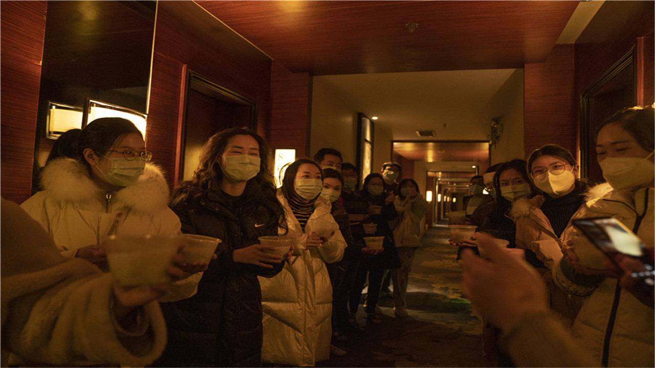 覃鸿恩夫妻俩给抗战一线的医护人员送汤圆