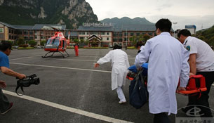 州中心医院与恩施大峡谷景区联合开展直升机空中救援演练