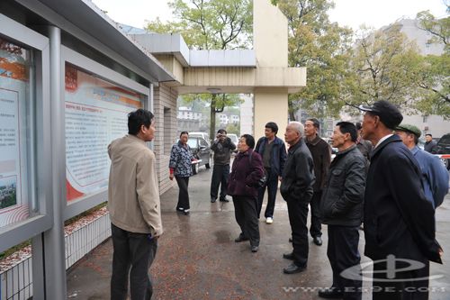 建始县红岩寺镇老干党支部到州中心医院交流学习