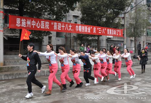 乘“时代列车”庆三八