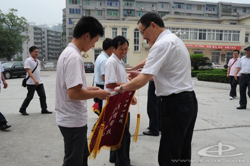 州中心医院“三万”活动暖人心 村民自发送锦旗