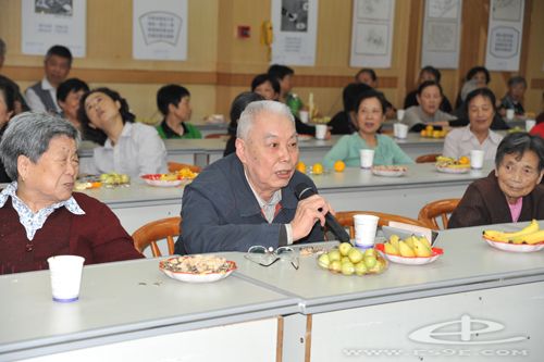 恩施州中心医院召开重阳节离退休老同志座谈会