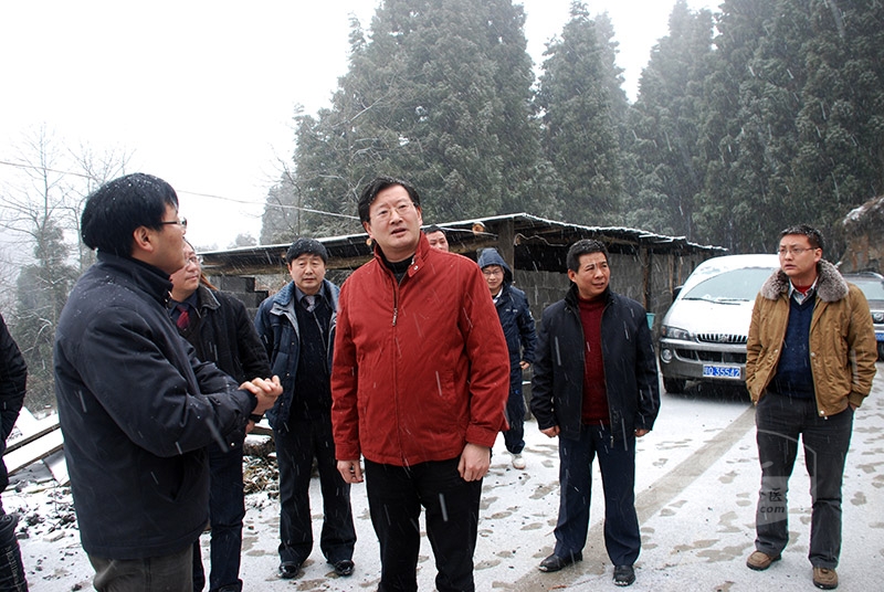 李拓院长冒雪实地查看工程建设情况