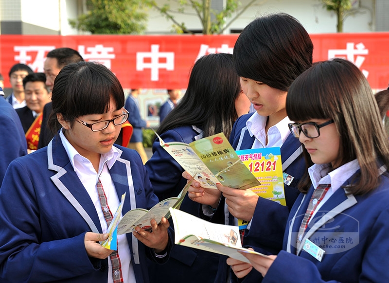 学生们学习科普资料