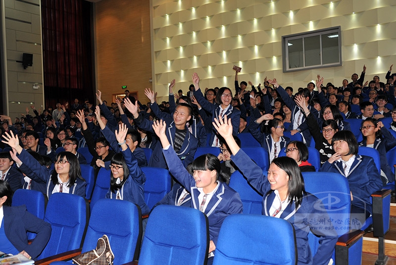 学生们踊跃回答提问