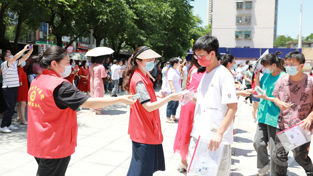 2022-6-7社工部组织志愿者到恩施市一中门前为高考学子服务.jpg